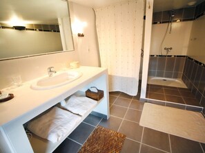 Family Suite, Garden View | Bathroom shower - Le Moulinage (Saint-Thomé)