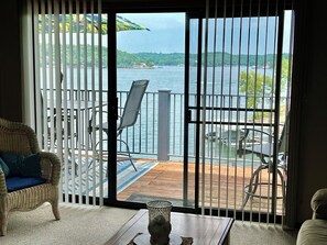 スマートテレビ、DVD プレーヤー、卓球台、ステレオ