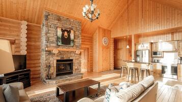 Smart-tv, eldstad, dvd-spelare och en stereo