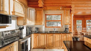 KylskÄp, mikrovÄgsugn, ugn och spishÀll