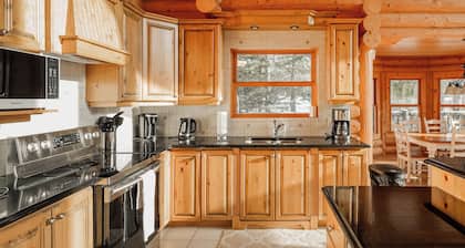 ChaletsOasis Luxury Log Home Deer6 con jacuzzi privado cerrado durante toda la temporada
