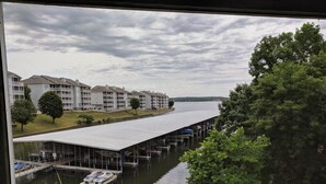 Vue d’un hôtel situé au bord de la rivière, avec une zone de quai abritée et un bateau amarré au quai.