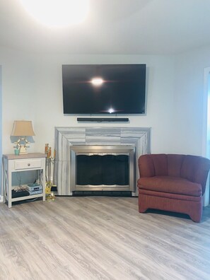 Smart TV, fireplace, DVD player, stereo