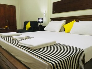 Escritorio, camas supletorias, wifi gratis y ropa de cama