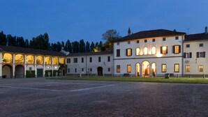 Un grand bâtiment historique doté de nombreuses arcades et d’une cour intérieure.