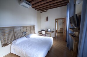 Habitación Deluxe con 1 cama doble o 2 individuales | Mobiliario individual, escritorio, camas supletorias y wifi gratis