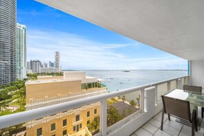 Outdoor dining - Stylish 3-Bedroom Miami Apartment (Miami)