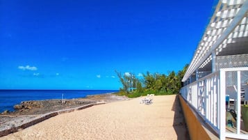 Plage, chaises longues, serviettes de plage