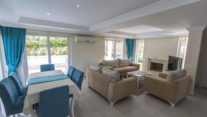 Villa, 3 soverom | Oppholdsområde | LCD-TV