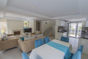 Villa, 3 Bedrooms | In-room dining