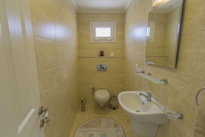 Villa, 3 Bedrooms | Bathroom | Shower, towels