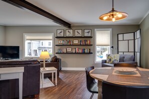 TV, books - 6 Bells: Harbor Springs Lodging for the Discerning Traveler (Harbor Springs)