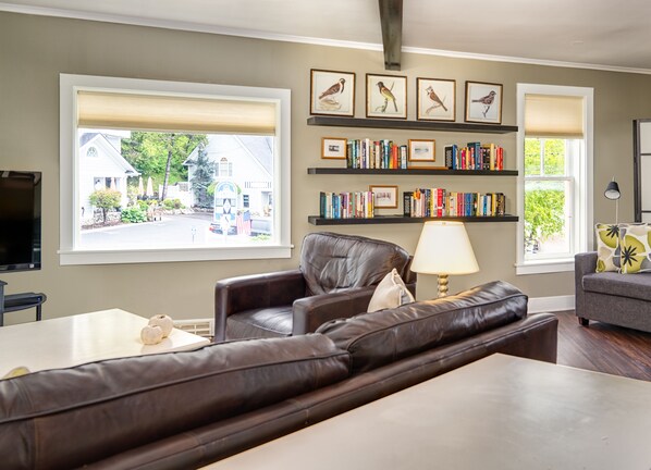 TV, books - 6 Bells: Harbor Springs Lodging for the Discerning Traveler (Harbor Springs)