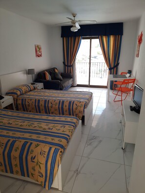 In-room safe, iron/ironing board, WiFi, bed sheets - Castle Harbour (Arona)