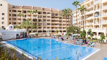 Piscine extérieure, chaises longues