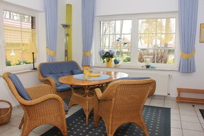 Apartment (App. 4 - WHG M. 2 SZ-EG-Gartenblick) | Wohnbereich | Flachbildfernseher