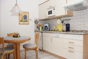 Appartement (App. 5 - WHG M. 2 SZ-EG-Weitblick) | Privékeuken | Een koelkast, een magnetron, een oven, een kookplaat