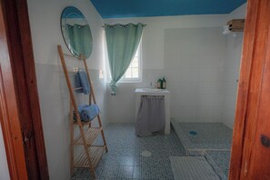 Douche, serviettes fournies, savon, shampoing