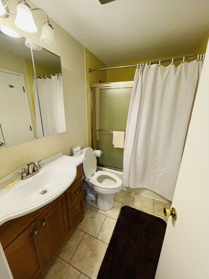 Combined shower/tub, towels - 4B Condo Walking Distance to Tubing! Sleeps 10! (Sugar Mountain)