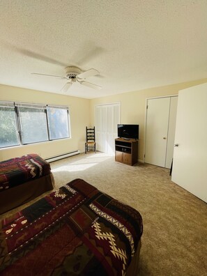 4 bedrooms, WiFi, bed sheets - 4B Condo Walking Distance to Tubing! Sleeps 10! (Sugar Mountain)