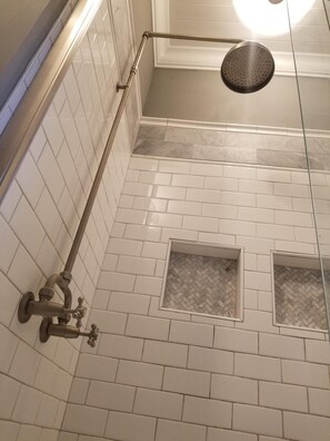 Douche, sèche-cheveux, serviettes fournies, savon