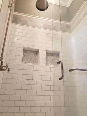 Douche, sĂšche-cheveux, serviettes fournies, savon