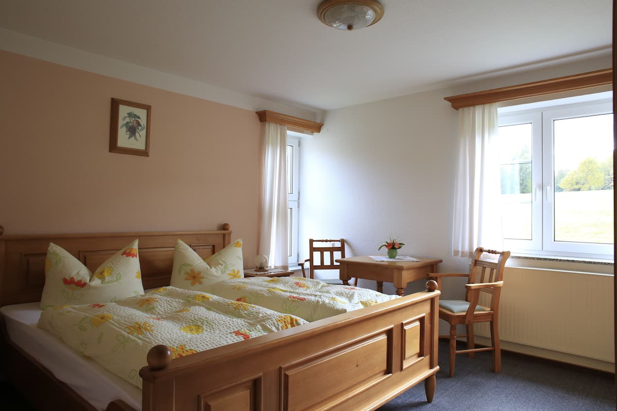 Bàn, truy cập Internet không dây miễn phí, bộ trải giường