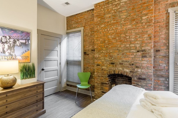 4 habitaciones, tabla de planchar con plancha y cuna de viaje