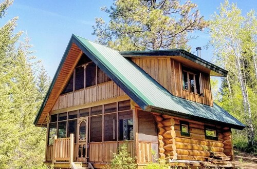 Ski & Sauna Getaway | Cozy Off-Grid Cabin Near Larch Hills