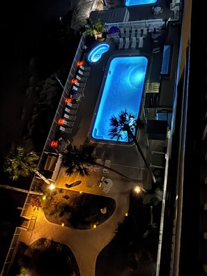 Alberca al aire libre y alberca climatizada