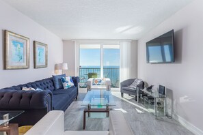 TV connectée, table de tennis de table, livres