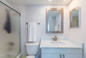 Duschwanne, Haartrockner, Bidet, Handtücher