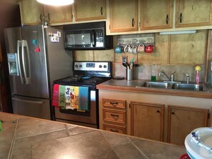 Kühlschrank, Mikrowelle, Ofen, Herdplatte