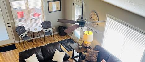 Una Smart TV, un reproductor de DVD, una videoteca