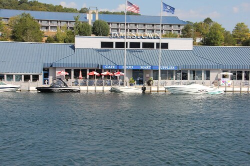 Lake Cumberland Hideaway #1-2 miles from Jtown Marina! Boat Parking & Fire Pit!