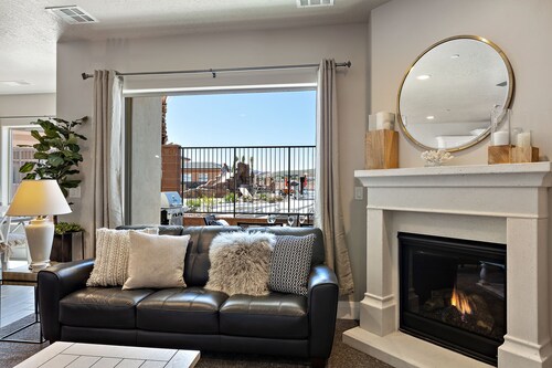 Fantastic New 7 bdrm resort townhome Near Zion National Park w/ Private hot tub!