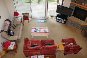 Télévision, cheminée, baby-foot
