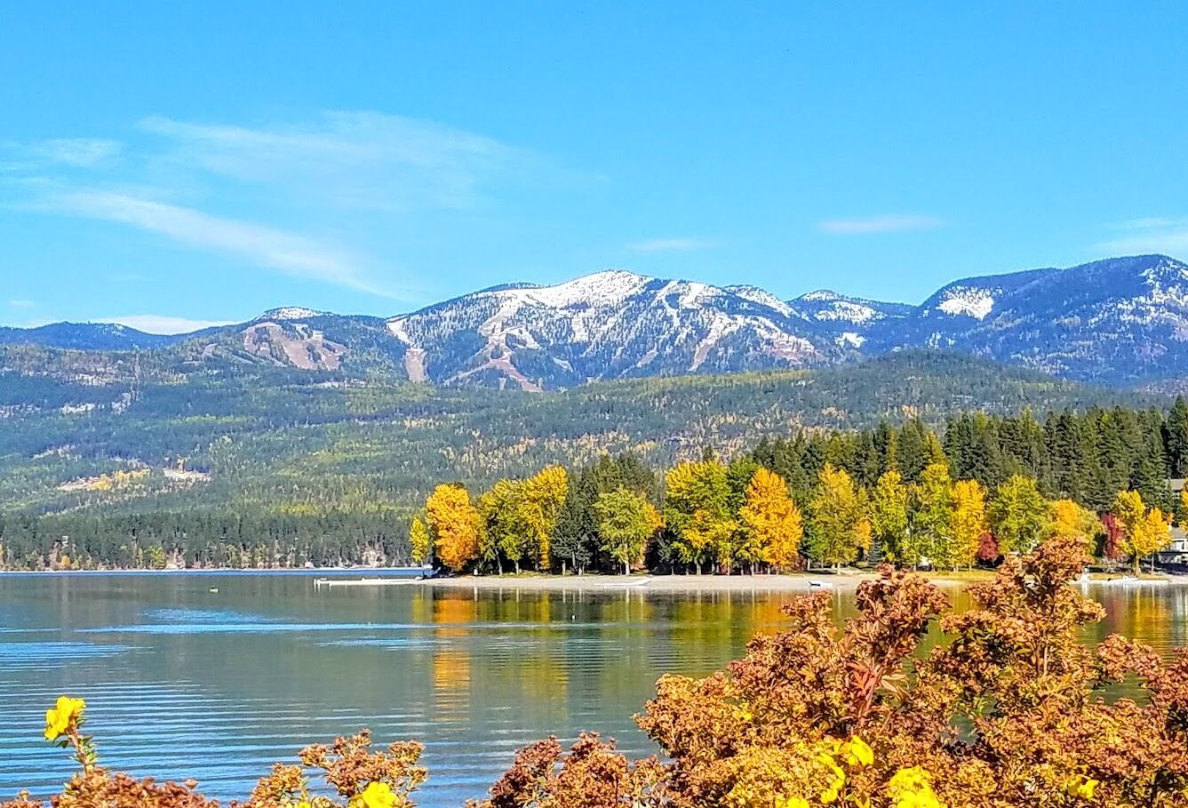 Cozy condo in Bay Point on beautiful Whitefish Lake