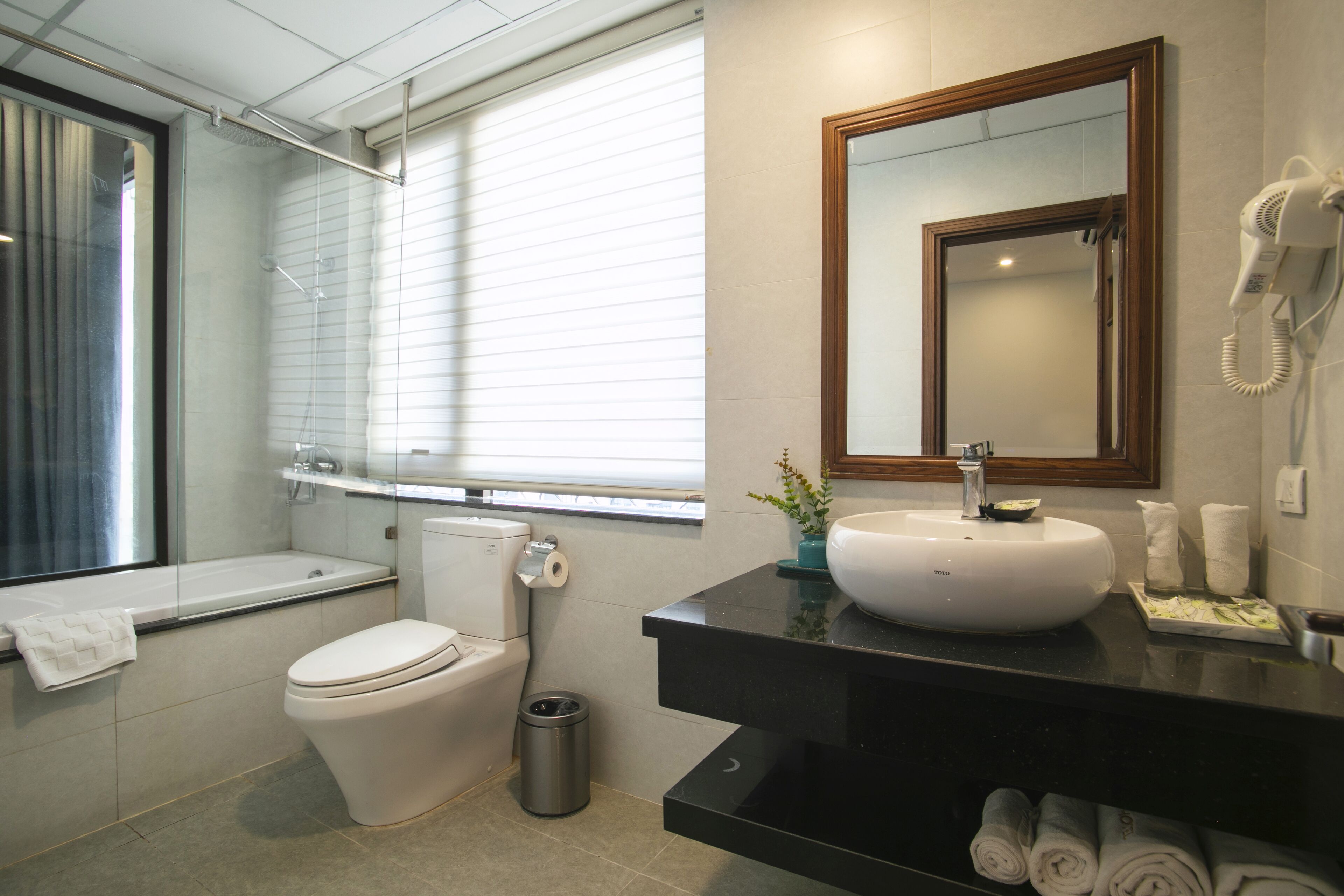 Une salle de bain moderne avec une baignoire, des toilettes et un lavabo.