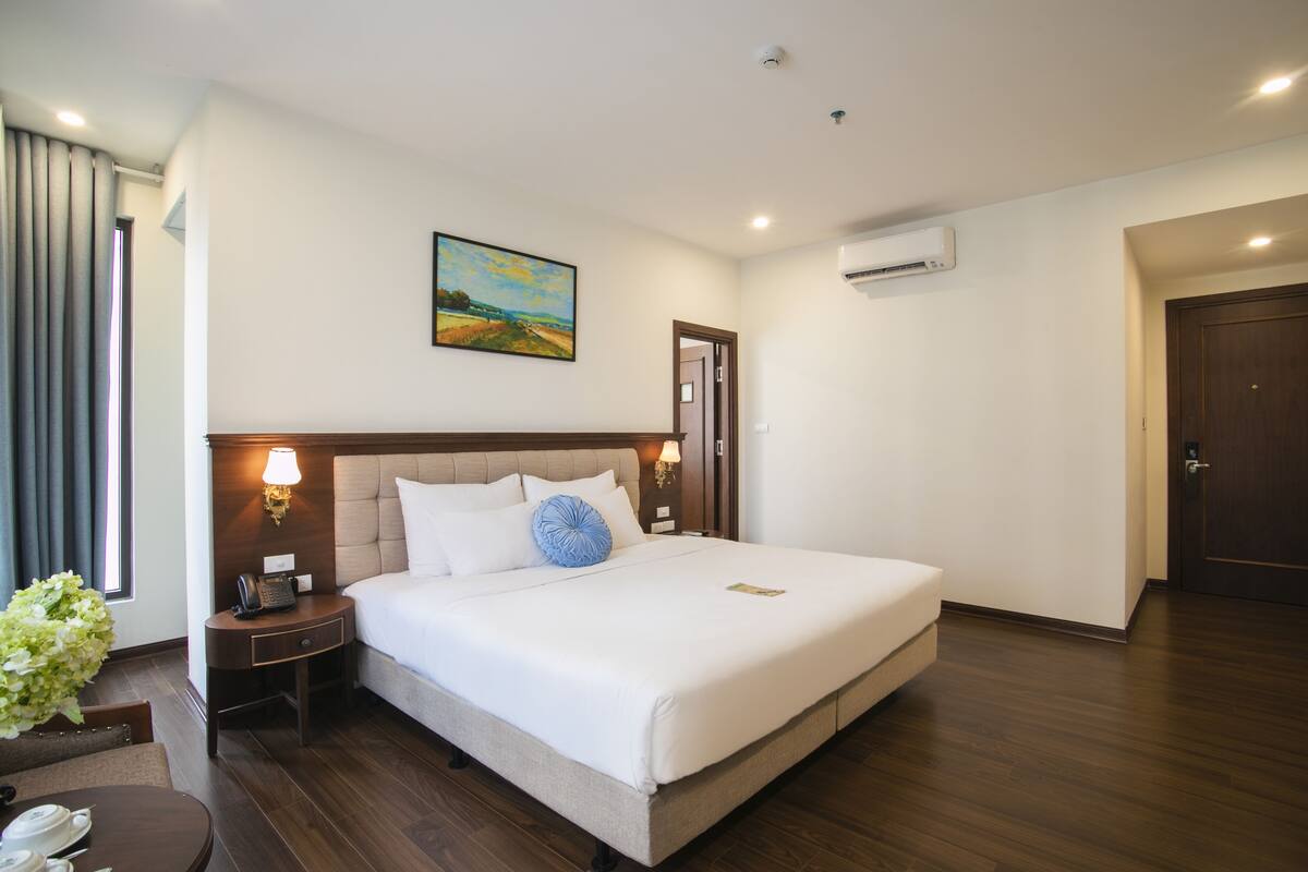 ห้องเอ็กเซกคิวทีฟ | มินิบาร์, ตู้นิรภัยในห้องพัก, โต๊ะทำงาน, ผ้าม่านกันแสง