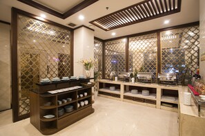 Frokost, lunsj og middag serveres, lokale og internasjonale retter