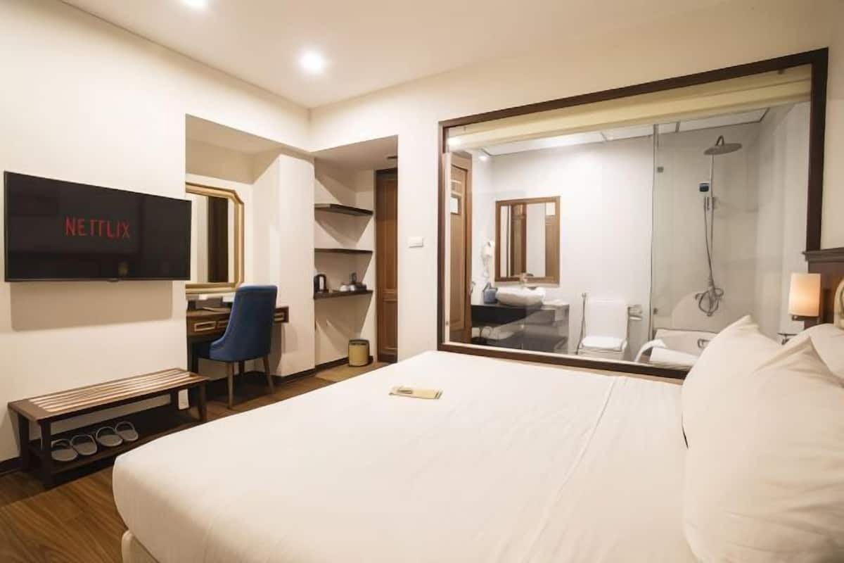 Minibar, in-room safe, desk, blackout curtains