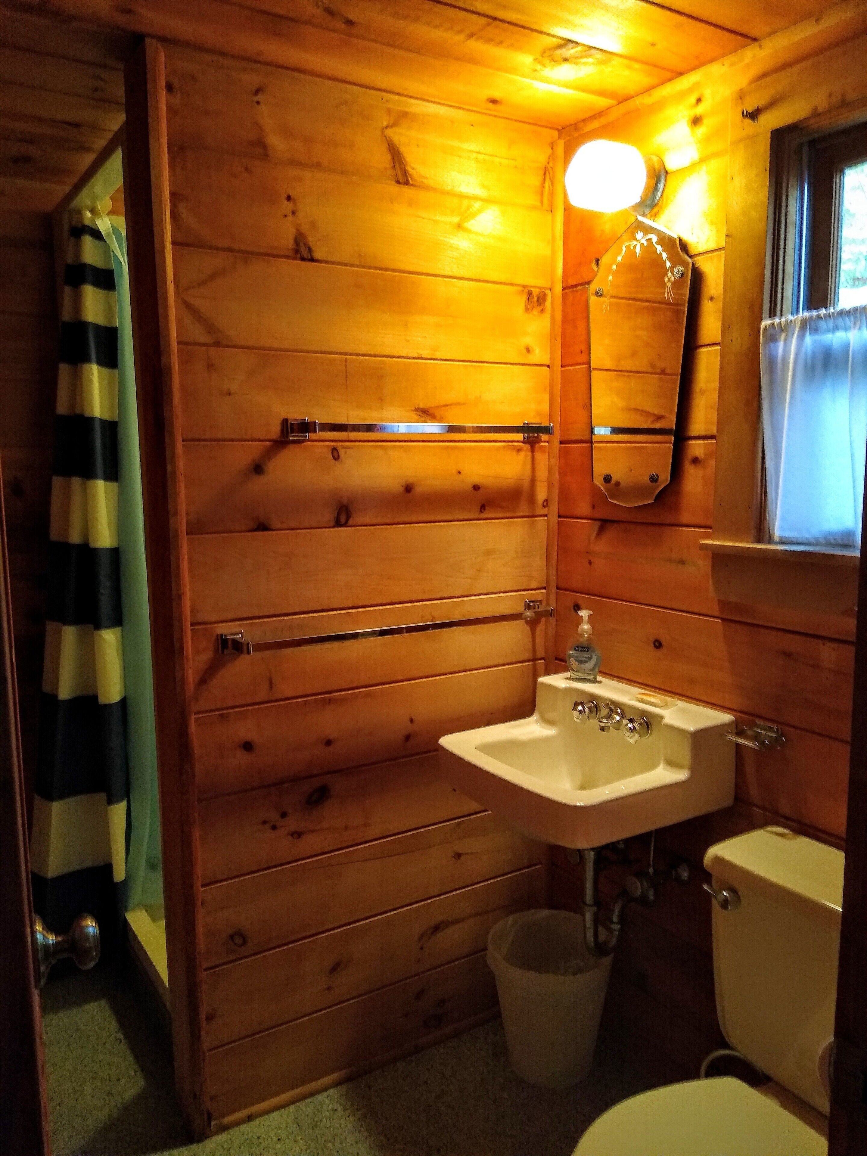 Dusche, Haartrockner, Handtücher, Toilettenpapier