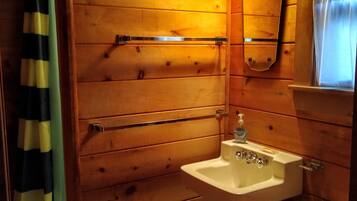 Dusche, Haartrockner, HandtĂŒcher, Toilettenpapier