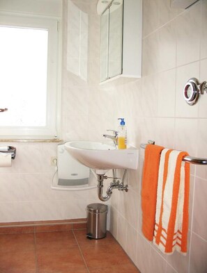 Appartement, 2 chambres | Salle de bain | Sèche-cheveux, serviettes fournies, papier toilette