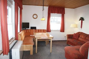 Appartement, 1 chambre | Salle de séjour | Télévision à écran plat, lecteur de DVD