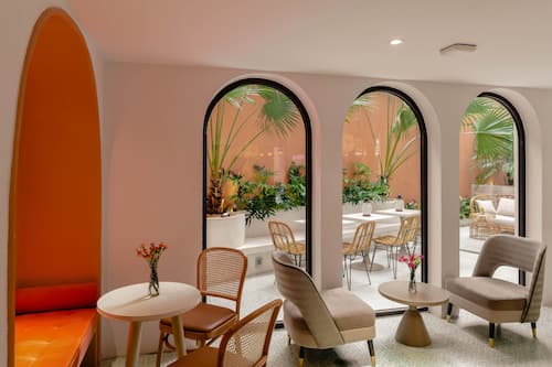 Se sirven desayunos, comidas, cenas y cocina local e internacional