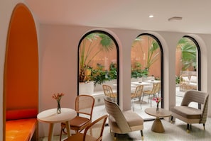 Frühstück, Mittagessen, Abendessen, lokale und internationale Küche