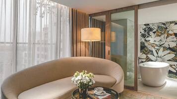 Sky Executive Suite | Minibar, in-room safe, desk, blackout drapes