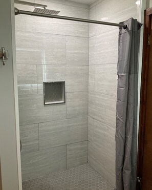 Badewanne, Bidet, Handtücher